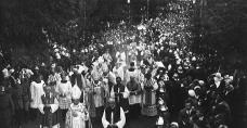 I Kongres Eucharystyczny, 23 sierpnia 1934 r. - Procesja eucharystyczna, w środku biskup sandomierski Paweł Kubicki, po lewej proboszcz ks. Stanisław Marchewka