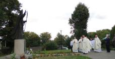 Modlitwa do bł. Jana Pawła II przed jego pomnikiem