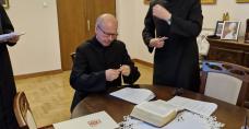 Po prawej - ks. Kanclerz Marcin Jastrząb