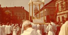 II Kongres Eucharystyczny, 15 maja 1988 r. - Procesja eucharystyczna z kościoła św. Józefa do katedry kieleckiej - przejście przez rynek kielecki