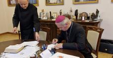 Biskup Kielecki Jan Piotrowski przyjmuje złożenie przysięgi