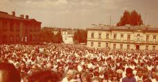II Kongres Eucharystyczny, 15 maja 1988 r. - Procesja eucharystyczna z kościoła św. Józefa do katedry kieleckiej - wierni na placu przed katedrą kielecką