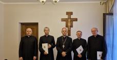 Dotychczasowi administratorzy parafii mianowani proboszczami (od lewej stoją: ks. Kanclerz Marcin Jastrząb, ks. Andrzej Kaleta (sen.), Biskup Kielecki Jan Piotrowski, ks. Tomasz Świerczyński, ks. Piotr Grabarz) 