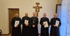 Nowi administratorzy (od lewej stoją: ks. Marcin Gałczyński, ks. Adam Kaczmarczyk, Biskup Kielecki Jan Piotrowski, ks. Radosław Żelichowski, ks. Konrad Walerczak)